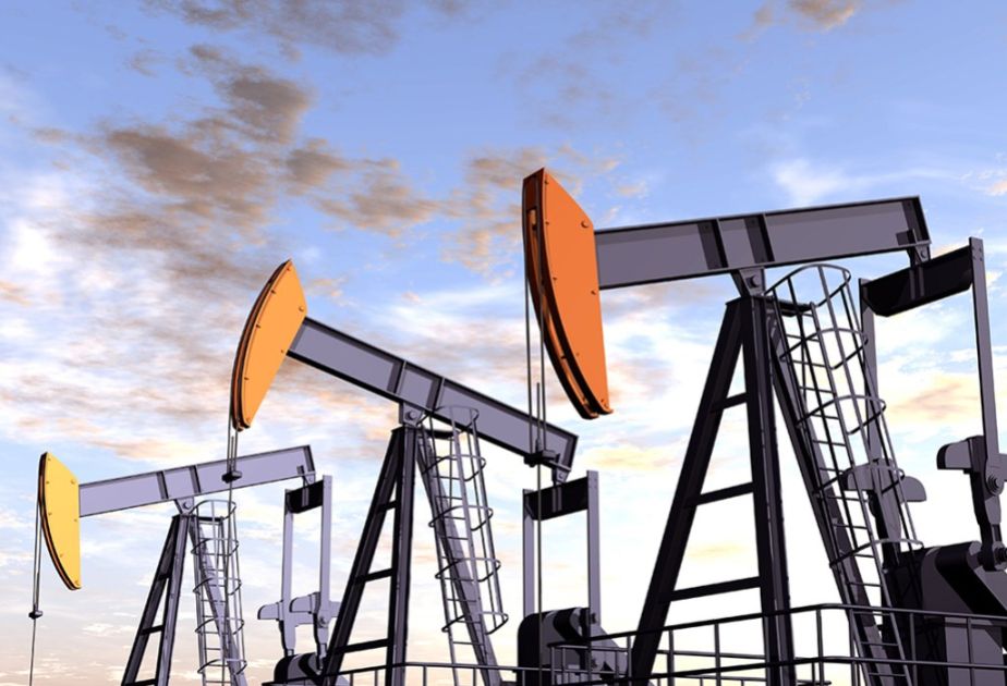 Azerbaijani oil price keeps falling slightly