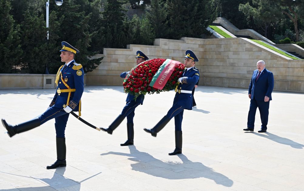 Belarusian President Aleksandr Lukashenko pays tribute to Azerbaijani martyrs [PHOTOS]