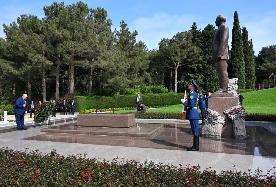 Belarusian President Aleksandr Lukashenko visits grave of National Leader Heydar Aliyev [PHOTOS]