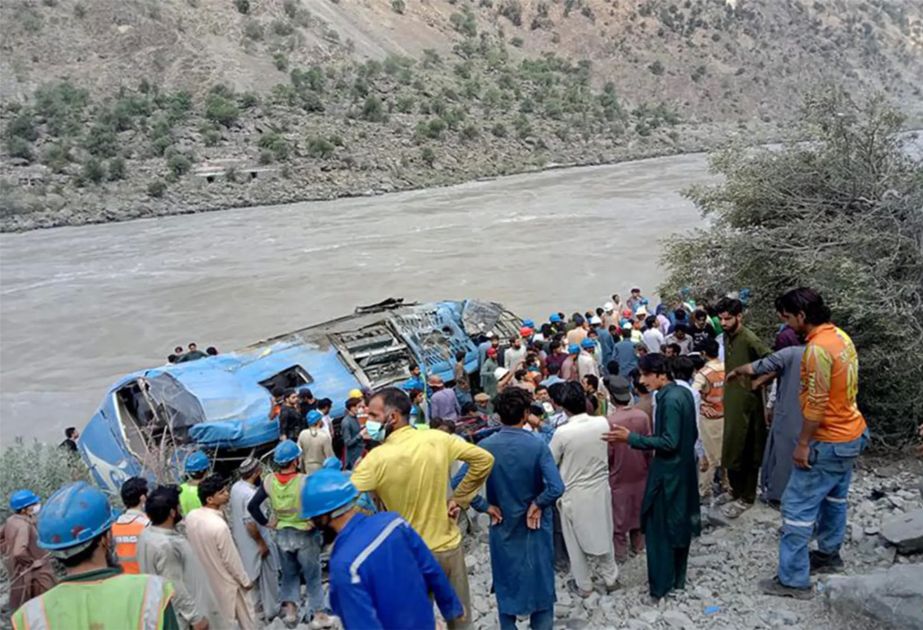 13 dead after bus plunges into ravine in Eastern Pakistan