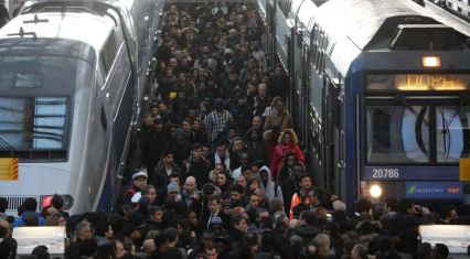 French railway workers plan mass strike