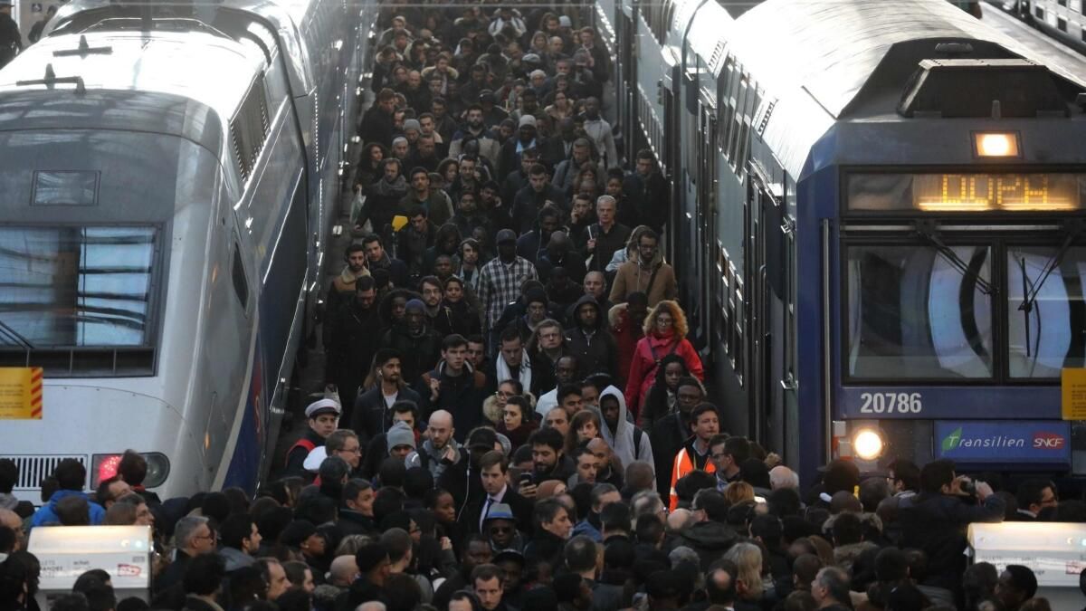 French railway workers plan mass strike