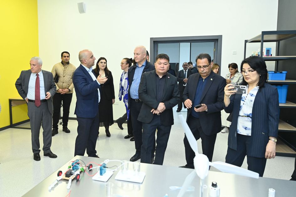 Delegations explore school during visit to Shusha