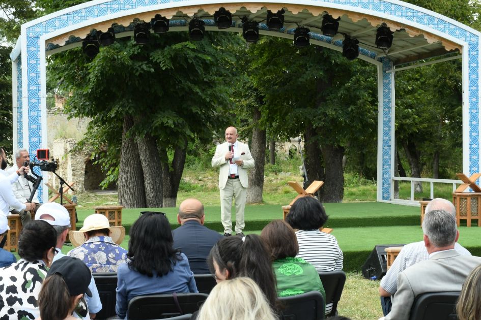 Modern poetry recited in Azerbaijan's cultural center [PHOTOS]