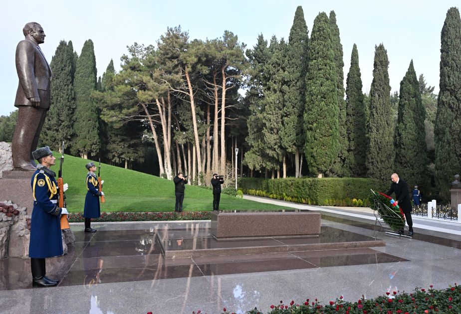 President Ilham Aliyev and First Lady Mehriban Aliyeva visit grave of National Leader Heydar Aliyev [PHOTOS]