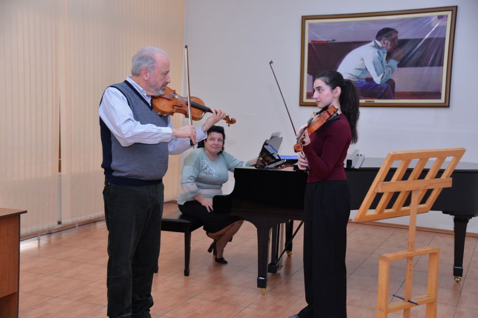 Famed musician gives master class in Baku Music Academy [PHOTOS]