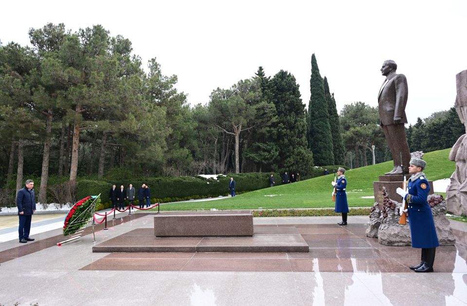 Kazakhstan's PM commemorates National Leader Heydar Aliyev in Alley of Honor [PHOTOS]