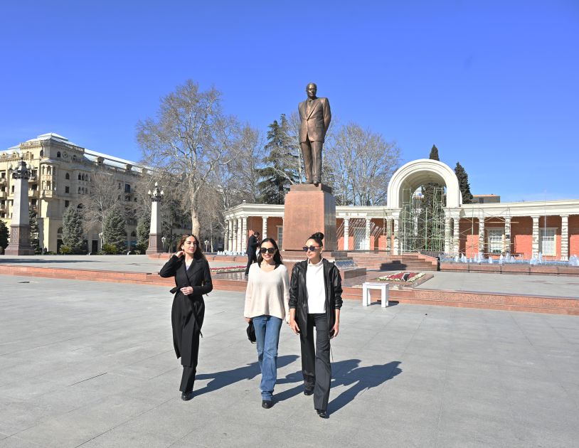 First Vice-President Mehriban Aliyeva visits Ganja, pays tribute to National Leader Heydar Aliyev’s monument [PHOTOS/VIDEO]