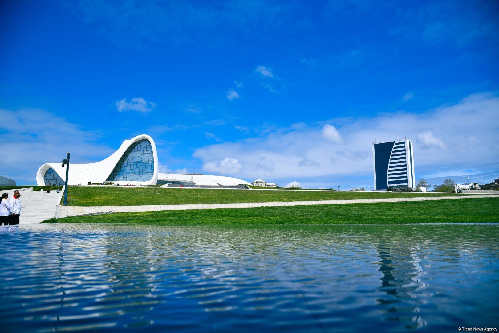 Baku’s iconic Heydar Aliyev Center Park: where architecture meets art in harmony [PHOTOS]