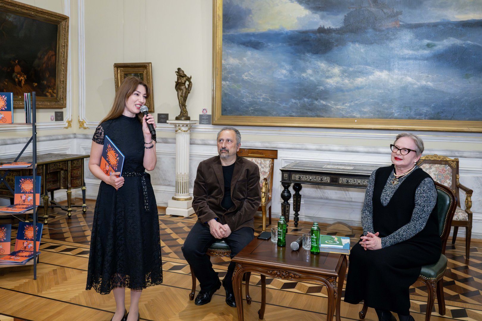 Renowned writer presents new book in National Art Museum [PHOTOS]