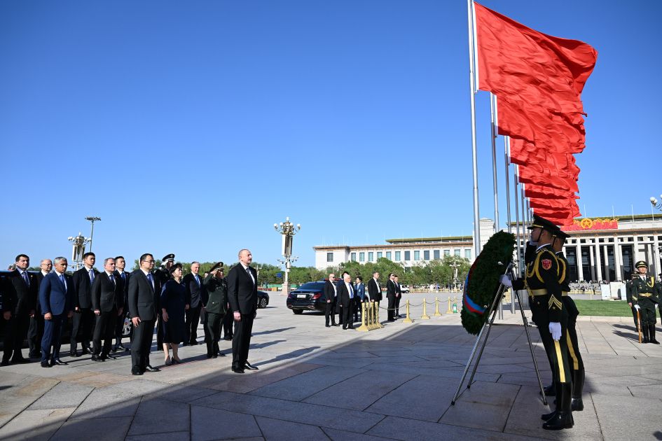 President Ilham Aliyev visits Monument to the People's Heroes in Beijing [PHOTOS/VIDEO]