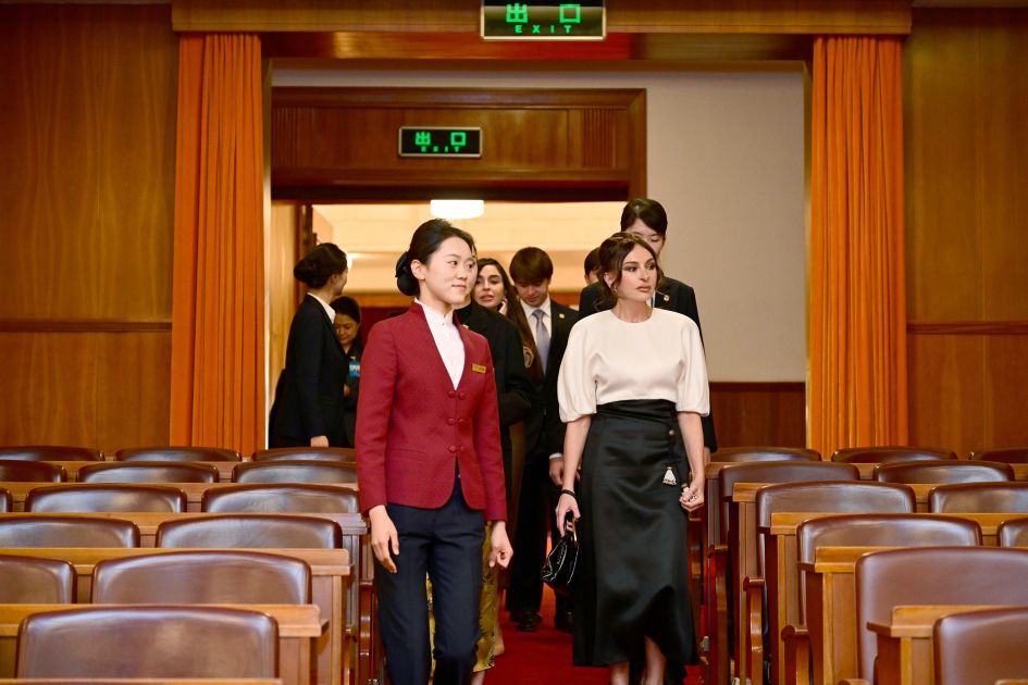 First Lady Mehriban Aliyeva, her daughter Leyla Aliyeva, and other family members visit Great Hall of People in Beijing [PHOTOS/VIDEO]