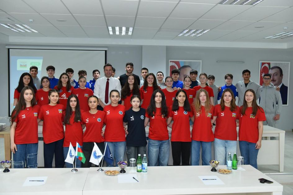 President of European Volleyball Confederation meets with Azerbaijani teams [PHOTOS]