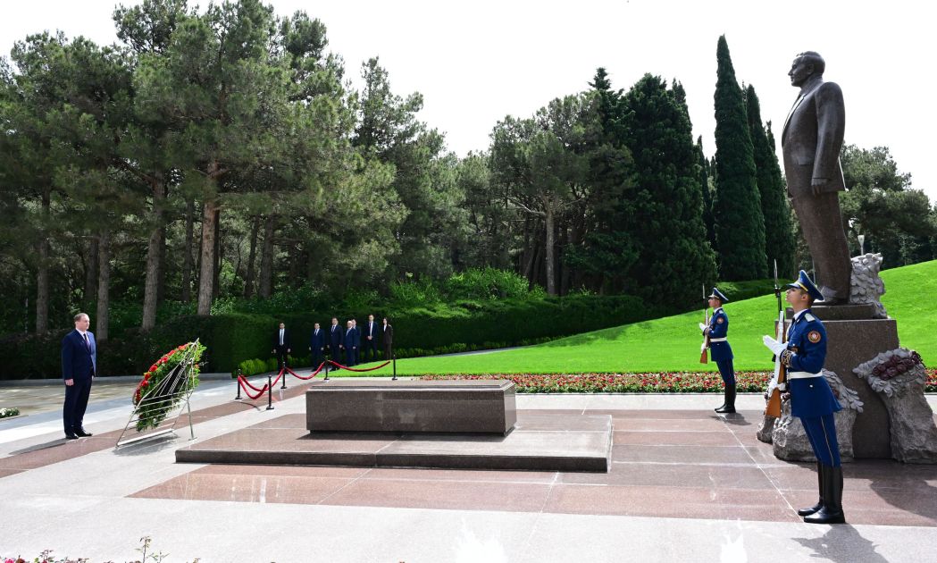 Belarusian PM visits Alley of Honor in Azerbaijan's Baku [PHOTO]