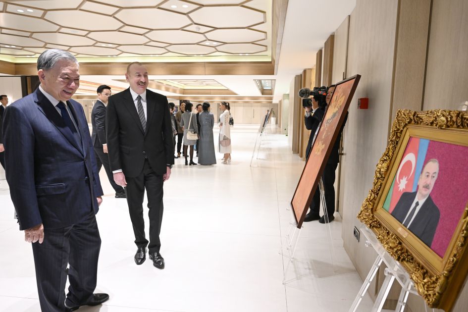 Leaders of Azerbaijan and Vietnam view exhibition of Vietnamese paintings [PHOTOS]