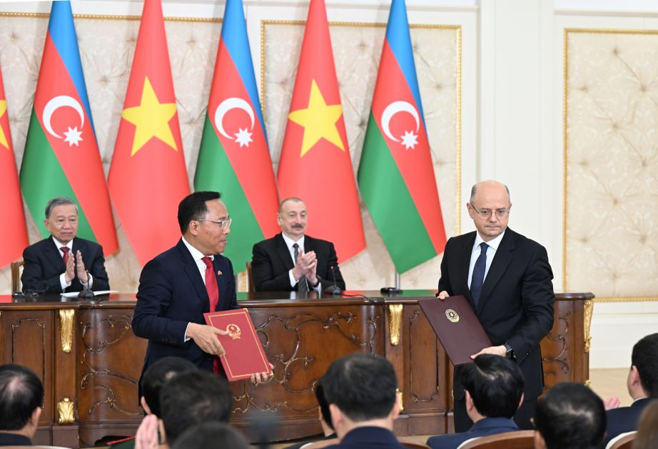 Azerbaijan, Vietnam exchange signed documents [PHOTOS]