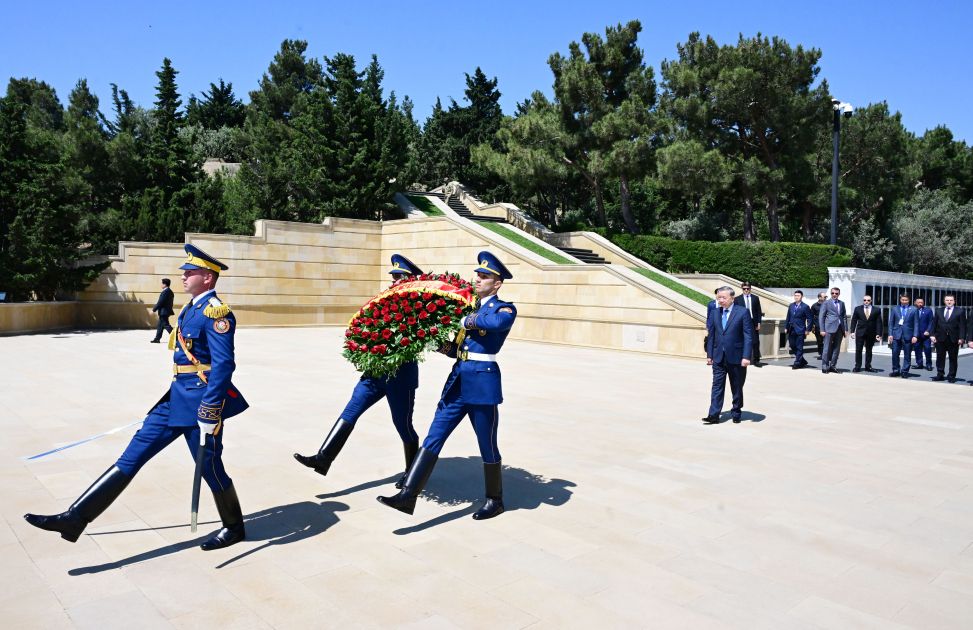 General Secretary of Communist Party of Vietnam visits Alley of Martyrs [PHOTOS]