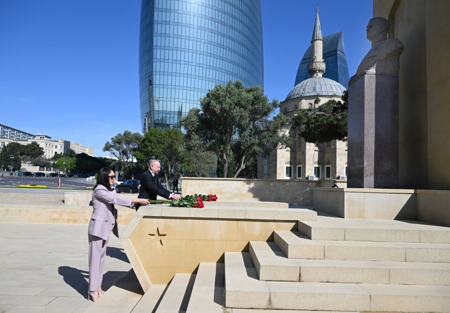President Ilham Aliyev and First Lady Mehriban Aliyeva pay tribute to Azerbaijanis died for Victory over fascism [PHOTOS/VIDEO]