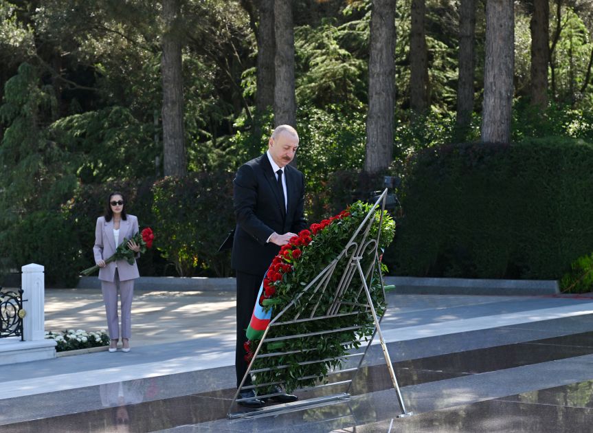President Ilham Aliyev, First Lady Mehriban Aliyeva visit tomb of National Leader Heydar Aliyev [PHOTOS/VIDEO]