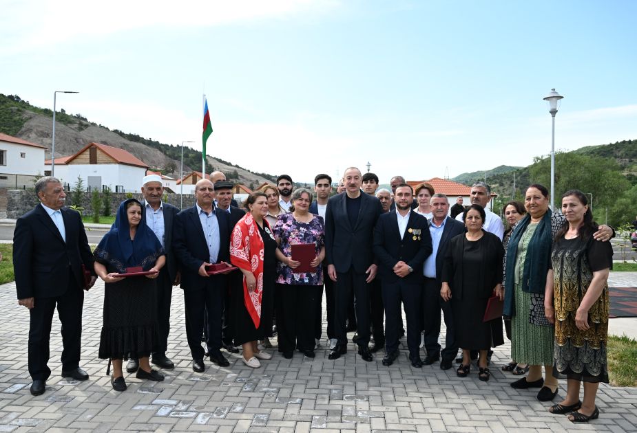 President Ilham Aliyev meets with residents relocated to Beylik village in Lachin, presents keys to new homes [PHOTOS]