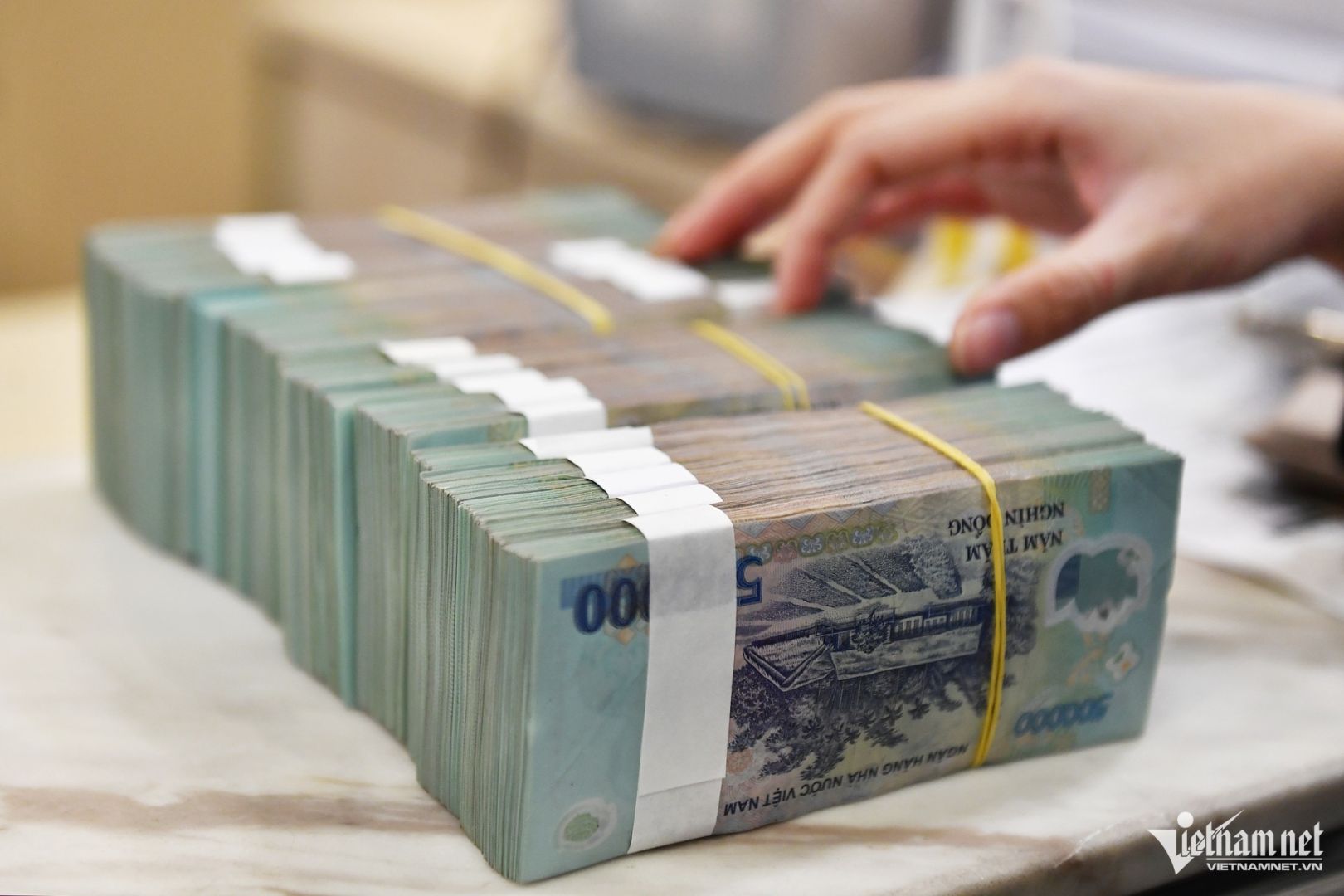 Vietnam's state budget revenue surges 24.5 pct in 5 months