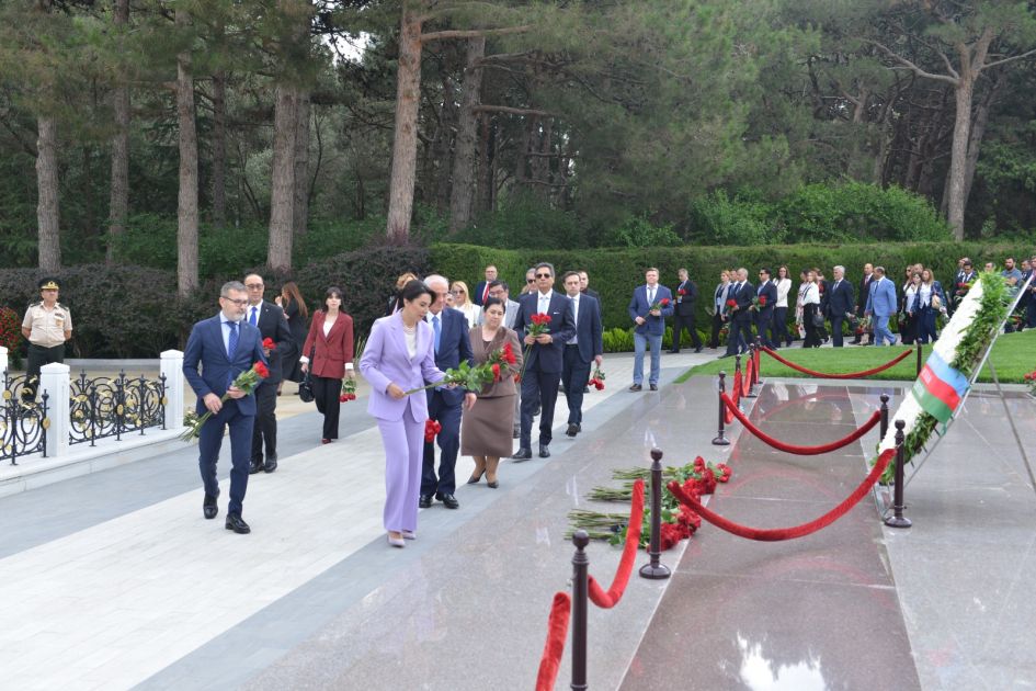 Ombudsman symposium participants pay tribute at Alley of Honor and Alley of Martyrs [PHOTOS]