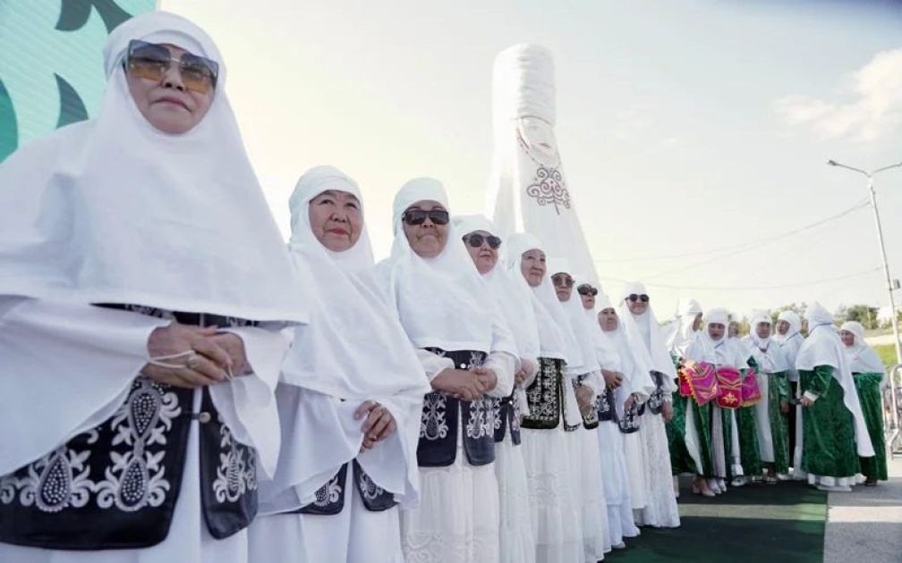 World record for launching four-meter kite set in Kazakhstan