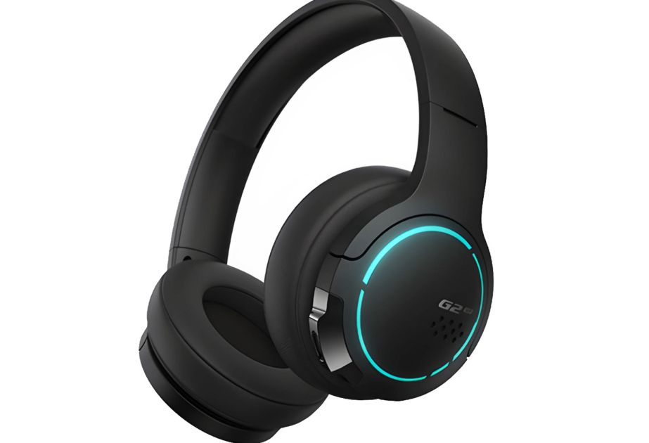 Listening to loud music with headphones can increase risk of dementia