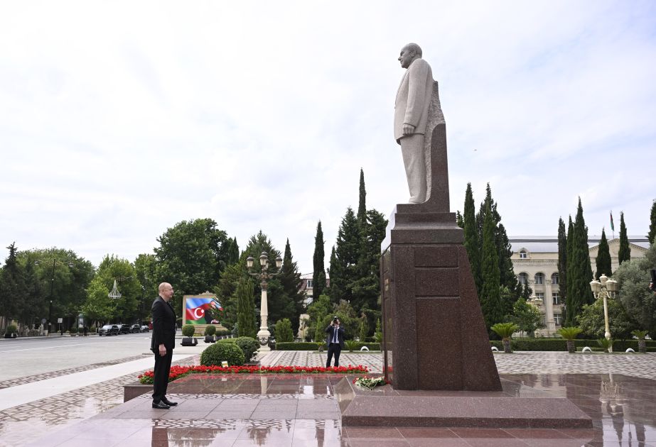 President Ilham Aliyev visits statue of National Leader Heydar Aliyev in Yevlakh city