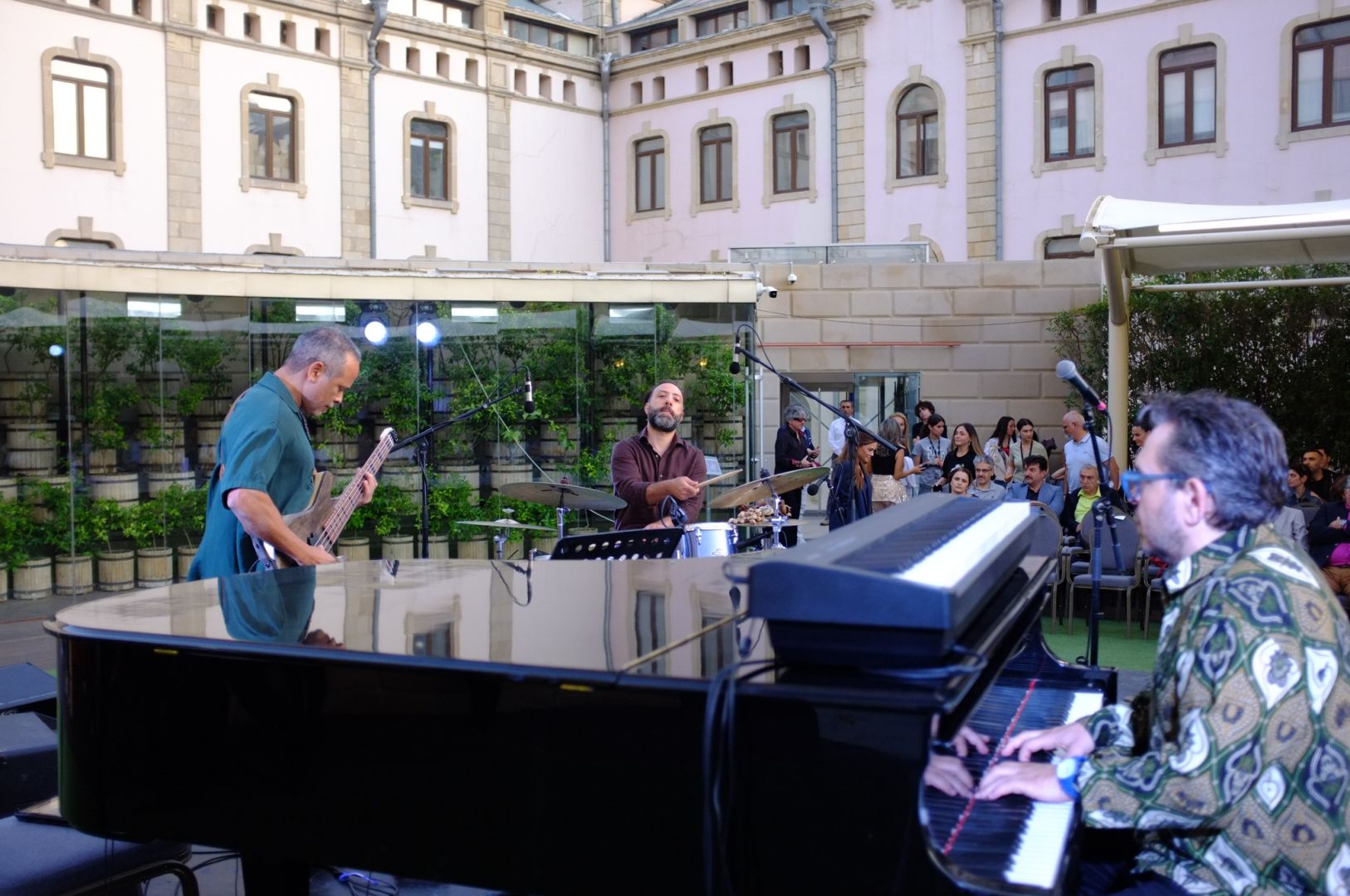 World-famous musician leaves music lovers in awe [PHOTOS]