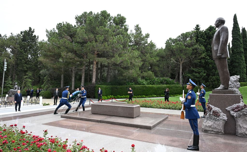 Uzbekistani President pays tribute to National Leader Heydar Aliyev [PHOTOS]