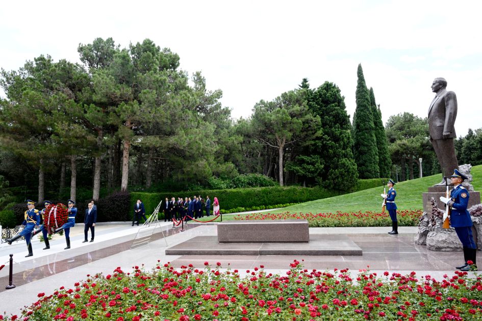 Pakistani National Assembly Delegation pays tribute to National Leader Heydar Aliyev [PHOTOS]