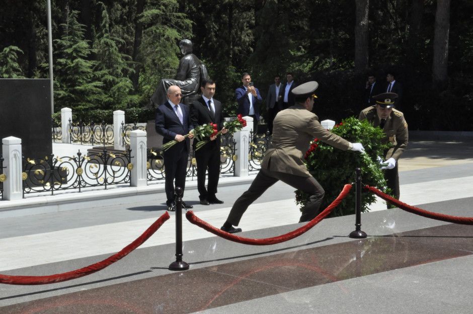 Azerbaijan’s Emergency Situations Minister and new ICPO Secretary-General visit Alley of Honor [PHOTOS]