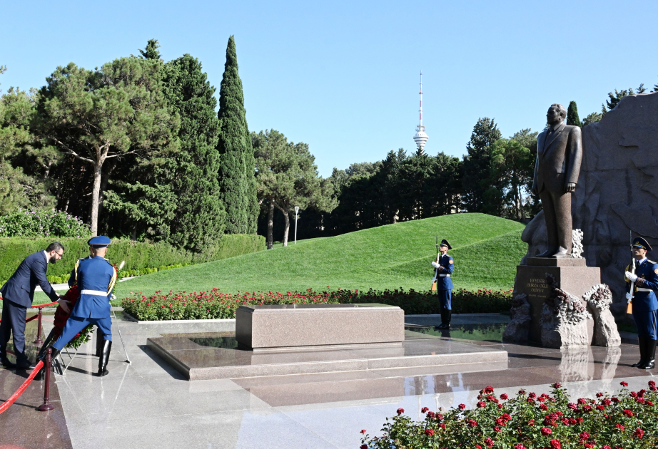Transitional President of Syria visits tomb of National Leader Heydar Aliyev