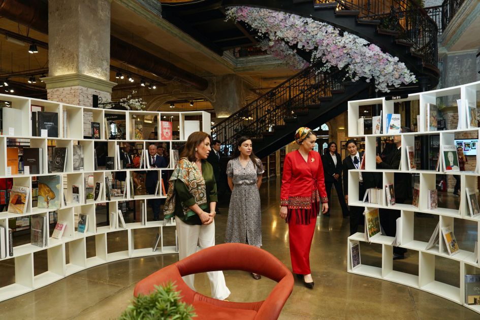 Daughter of Chairman of Halk Maslahaty of Turkmenistan Oguljahan Atabayeva visits Baku Book Center [PHOTOS]