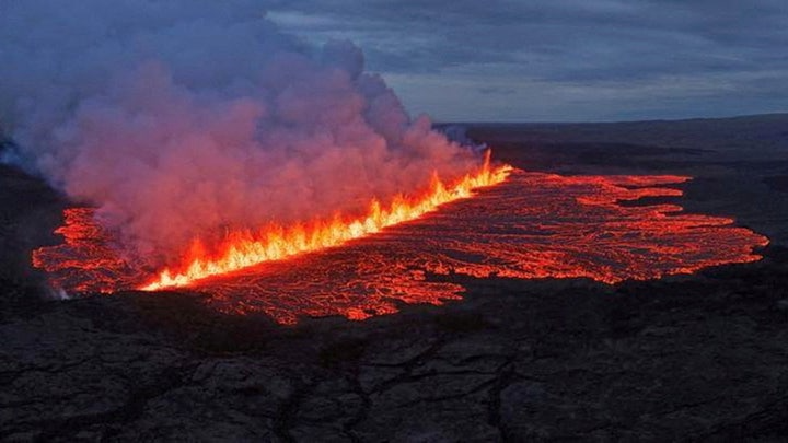 Icelandic volcano erupts, forcing tourists to evacuate famous geothermal spa