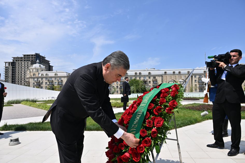 Chairman of Halk Maslahaty of Turkmenistan visits Victory Park in Baku [PHOTOS]
