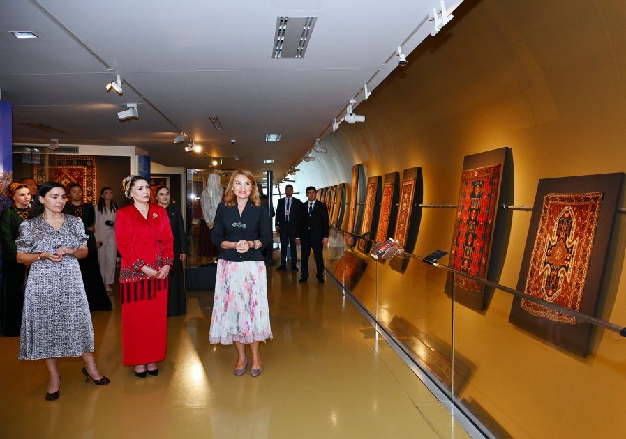 Daughter of Chairman of Halk Maslahaty of Turkmenistan, visits Azerbaijan National Carpet Museum [PHOTOS]