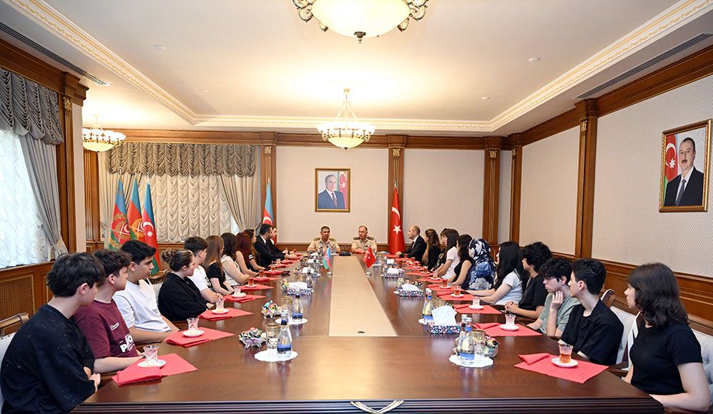 Azerbaijani defense leadership meets with families of Turkish martyrs