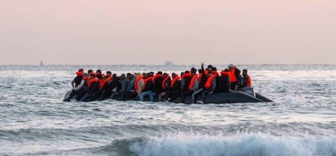 UK threatens jail for people smugglers who advertise on social media