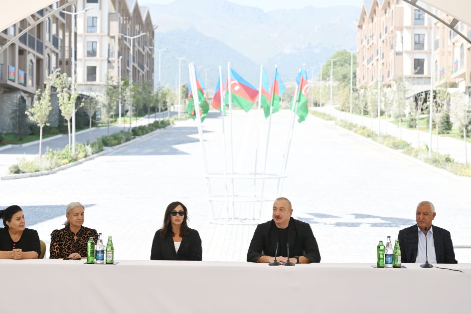 President Ilham Aliyev meets with Kalbajar residents and presents apartment keys [PHOTOS]