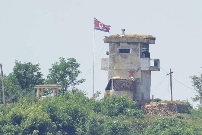 Seoul says fired warning shots after North Korean troops crossed border