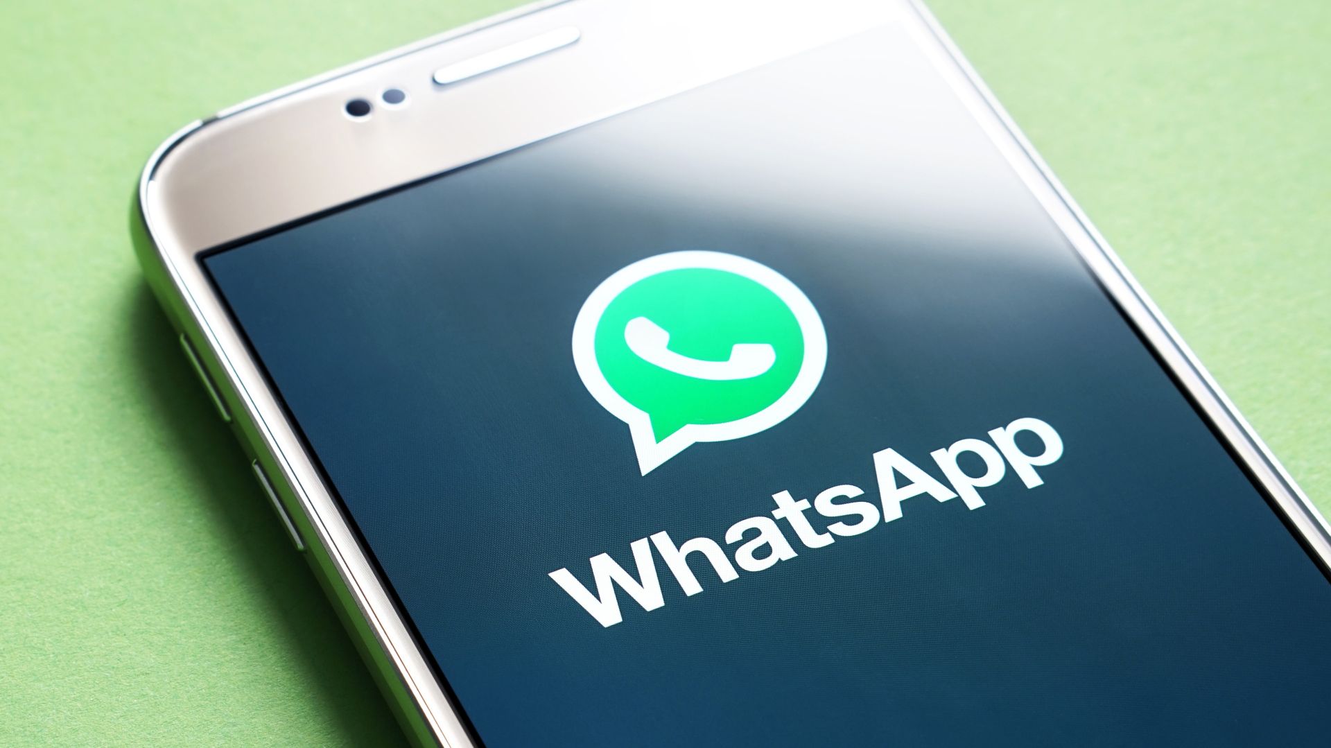 WhatsApp now lets you write messages using AI