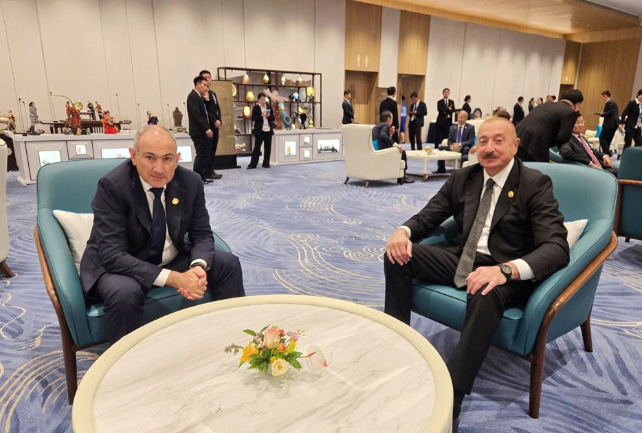President Ilham Aliyev meets with Prime Minister Nikol Pashinyan in Tianjin [PHOTOS/VIDEO]