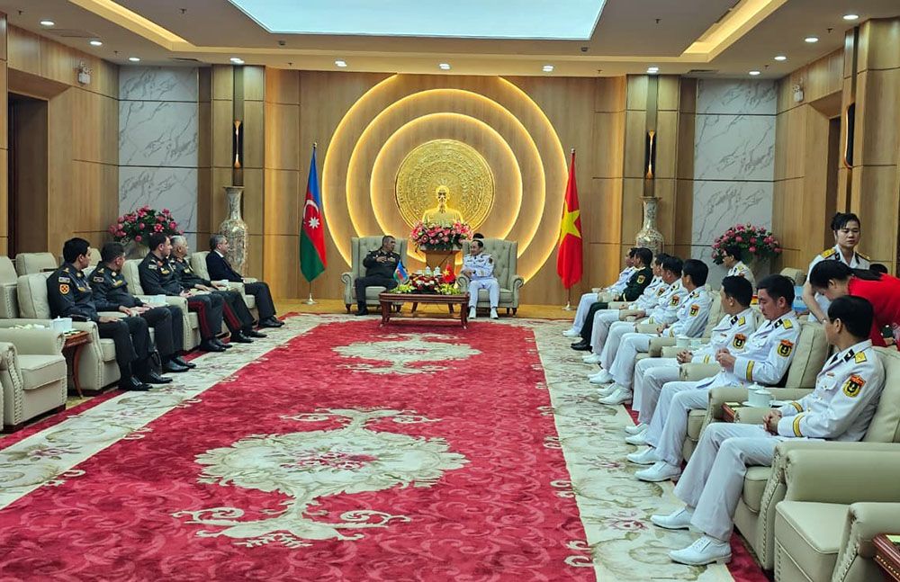 Azerbaijani Defense Minister visits Vietnam naval command headquarters [PHOTOS]