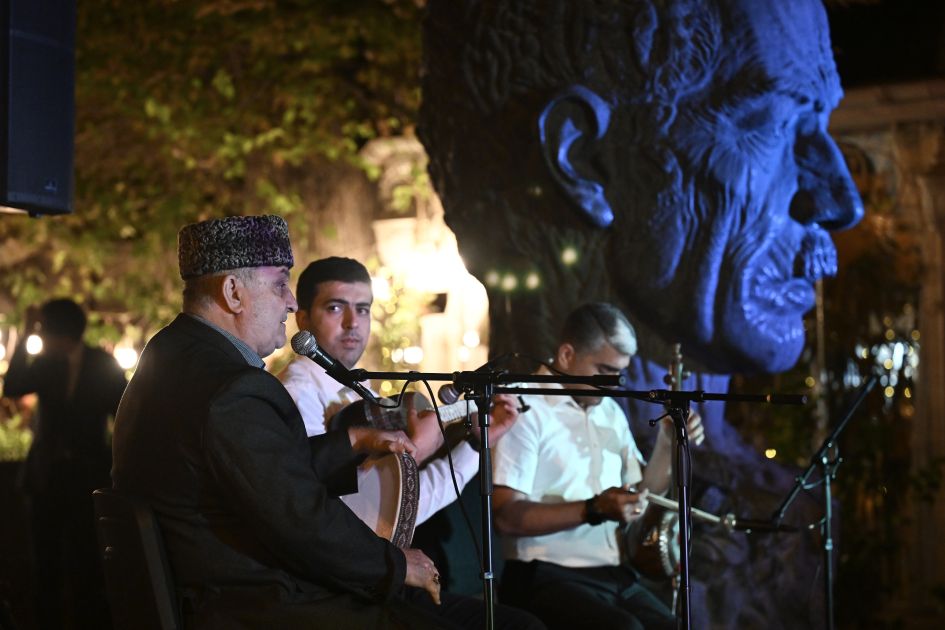 Old City pays tribute to great national poet Aliagha Vahid [PHOTOS]