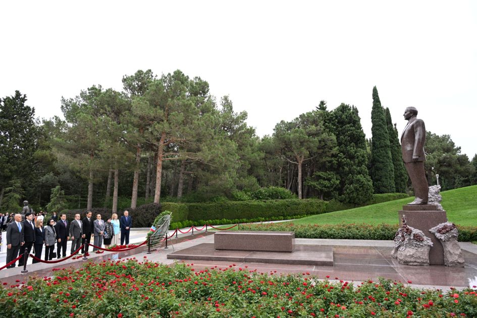 Cultural and art figures visit grave of National Leader Heydar Aliyev [PHOTOS]