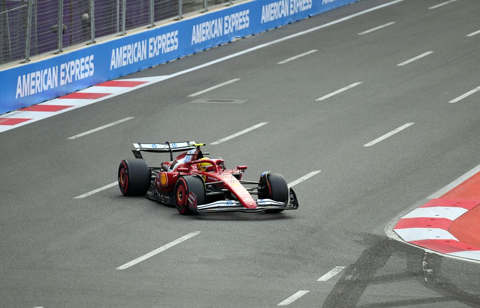 Formula 1: Lewis Hamilton takes first place in 2nd Free Practice [PHOTOS]