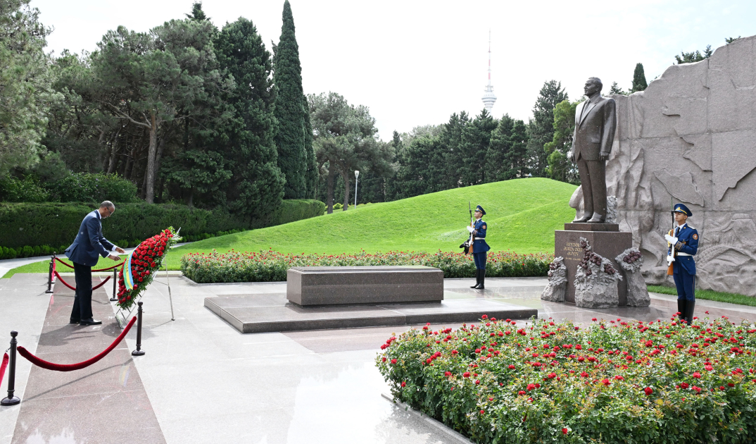 President of Rwanda pays tribute to National Leader Heydar Aliyev [PHOTOS]
