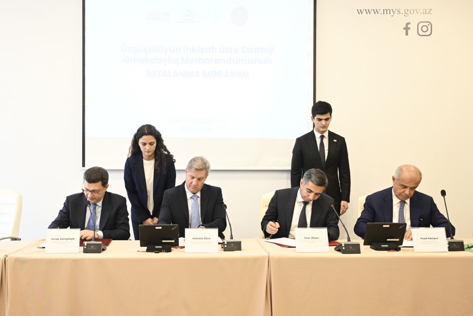 Baku hosts signing of major partnership in swimming and sports science [PHOTOS]